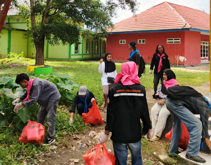 Niat Selamatkan Bumi, Bank Sampah Harapan Unsultra Sinergi Dengan Mapala Kompak Gelorakan Bersih-Bersih Kampus